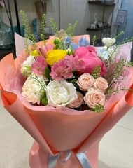 Букет с розами различных сортов, альстромерией,  Грин Беллом и дельфиниумом