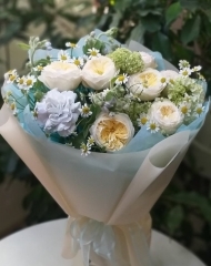 Букет с садовой розой Роял Парк, ромашкой Камиллой, цветущим вибурномом и гвоздикой Пастэль блэк   