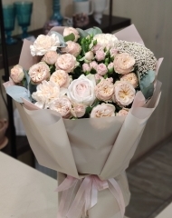 Букет в тёплой персиковой гамме с розами Джентл Трендсеттер и Вайт О’хара, озотамнусом и гвоздикой