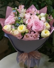 Букет розово-сливочный микс из роз, альстромерии и оксипеталума