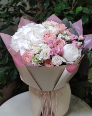 Букет Летний десерт из гортензии, пионов, садовых роз и белого оксипеталума