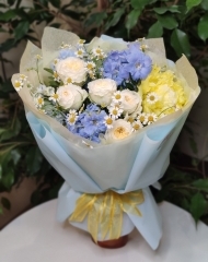 Букет летний полевой с ромашкой,  дельфиниумом и садовой розой Роял Парк 
