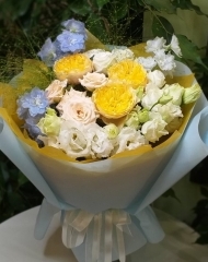 Букет летний яркий с розами, эустомой Алисой, дельфиниумом и воздушным Паникумом 