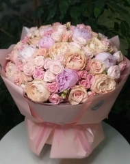 Букет микс пионов, садовых и кустовых роз, без использования зелени в стильном оформлении