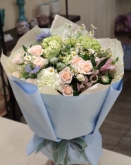 Букет нежный цветочный с нигеллой, ромашкой, кустовой розочкой и цветущим вибурнумом