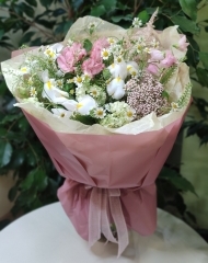 Букет полевой воздушный с ирисами, ромашкой, астильбой и альстромерией