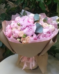 Букет  Розовое ароматное облако из пионов, садовых роз и эвкалипта 