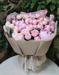 Букет розовое облако из пионов Сара Бернар, садовой розы Мэнсфилд пинк парк спрей и кустовой розы Бомбастик