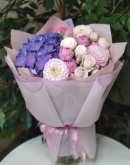 Букет с гортензией, георгинами и кустовыми розами 