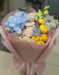 Букет с гортензией, садовыми розами Свит Флоу и Луна Трендсеттер, дельфиниумом и озотамнусом