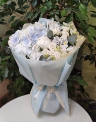 Букет с гортензией, пионами Клод Тейн, кустовыми розами и гвоздикой Блэк пастэль 