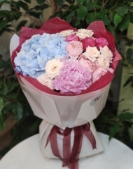 Букет с гортензий, садовыми и кустовыми розами и пионами