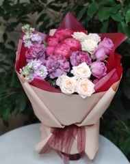 Букет с кустовыми и садовыми розами, ароматной маттиолой и гвоздикой Гипноз 