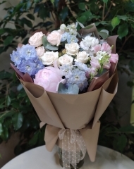 Букет с пионами, дельфиниумом Деви Боуи и кустовой розой 