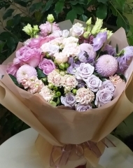 Букет фиолетово-лавандовый с розами Сильвер Шэдоу и Свит Флоу, хризантемой Момоко,  дельфиниумом и маттиолой 