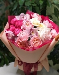 Букет яркий микс из роз и цветков цимбидиума