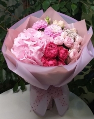 Букет ягодный, десертный с гортензией, садовыми розами Фроузен саммерхауз и Мэнсфилд пинк парк спрей, озотамнусом и георгинами