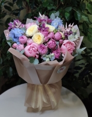 Букет в насыщенных тонах с садовыми розами, пионами, дельфиниумом и клематисом 