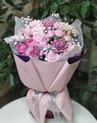 Букет с гвоздикой Гипноз, садовыми розами Кенди Флоу и Мисти Бабблс, озотамнусом и гипсофилой 