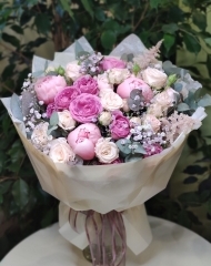 Букет из пионов, садовых и кустовых роз, гипсофилы и астильбы