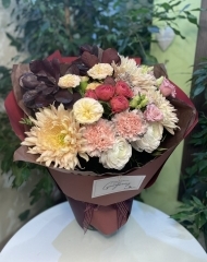 Букет с ранункулюсами, розами Джентел трендсеттер, Гранд трендсеттер, хризантемой Авиньен,  котинусом, эустомой и скимией