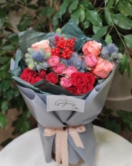 Букет с эрингиумом, илексом и розами различных сортов