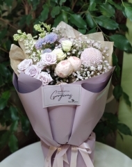 Букет в гипсофилой, сиренью и хризантемой Момоко