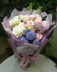 Букет с сиренью, пионовидными розми Брайдал Флоу, Бомбастик, хризантемой Момоко, озотамнусом, хризантемой Сантини
