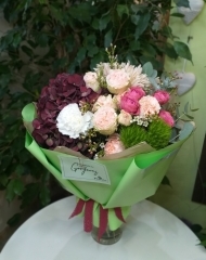 Букет с гортензией, пионовидными розами Гудвейдинг,  Гранд Трендсеттер, хризантемой Авиньон, хамелациумом,  разными сортами гвоздики