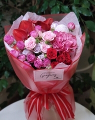 Букет с амариллисом и розами различных сортов