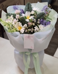 Букет с тюльпанами, сиренью и нобилисом