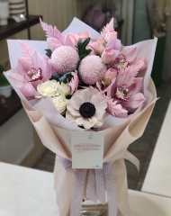 Букет нежно-розовый из роз, цимбидиума, анемонов и стабилизированного папоротника