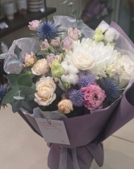Букет из роз, эустомы, хризантемы, эрингиума и эвкалипта