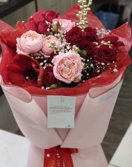 Букет из амариллисов, роз и ягод илекса