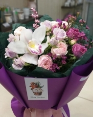 Букет с розами, цимбидиумом, хамелациумом и илексом