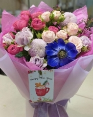 Букет из кустовых роз, хризантемы Момоко и анемоны