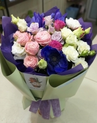 Букет из роз, эустомы и анемоны