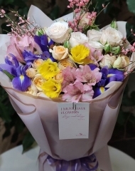 Букет с ирисами, нарциссами, альстромерией, генистой и кустовой садовой розой