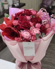 Букет из амариллисов,  илекса, розы кустовой пионовидной Сильва Пинк и кустовой розы