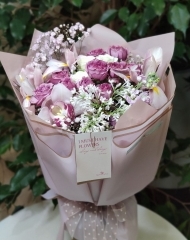 Букет с ароматной сиренью и пионовидными розами