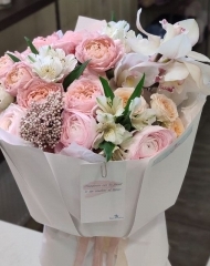 Букет из розы кустовой Джульетта, цимбидиума, озотамнуса, ранункулюса и альстромерии