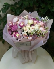 Букет с цимбидиумом,  сиренью,  ирисами и розами садовыми