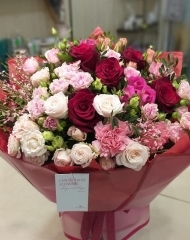 Букет из садовых роз различных сортов, гвоздики и генисты