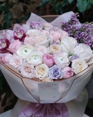 Букет из роз, ранункулюсов, сирени и цимбидиума