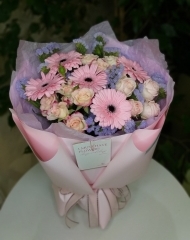 Букет с герберами, статицей, кустовыми садовыми розами