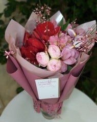 Букет с амариллисами, генистой, ирисами Брауни,  розами кустовыми садовыми