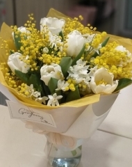 Букет с мимозой, тюльпанами и нарциссами