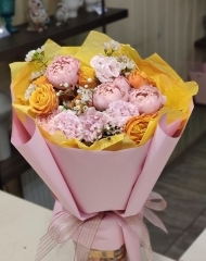 Букет с садовыми розами различных сортов, зеленью и хамелациумом