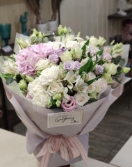 Букет из ароматных роз различных сортов, эустомы и гортензии