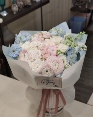 Букет из ранункулюсов, садовых роз, сирени и дельфиниума